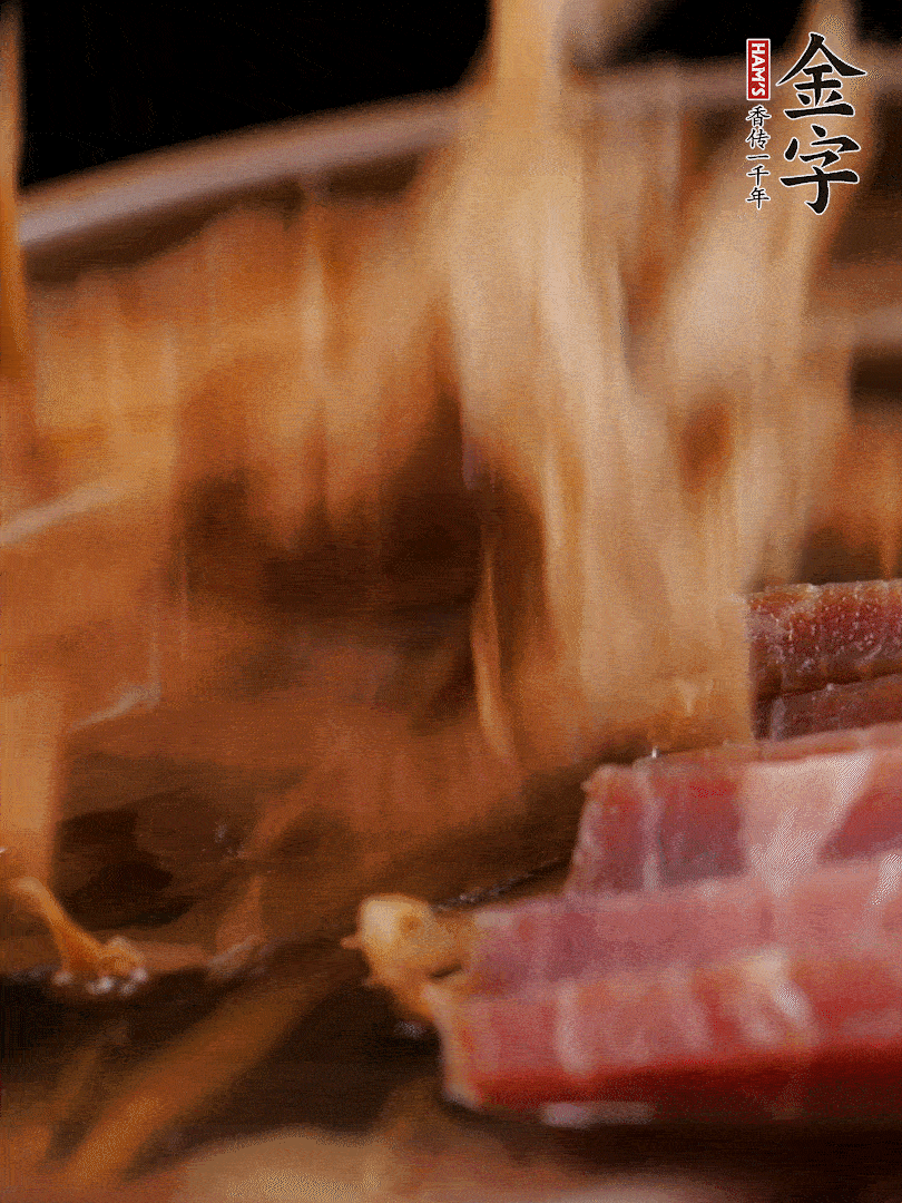 大筒骨、金字火腿、姜片、黃酒一起放入砂鍋，加筍干燉煮40分鐘。（如果家里有高壓鍋，用高壓鍋把高湯壓出來更鮮濃。）