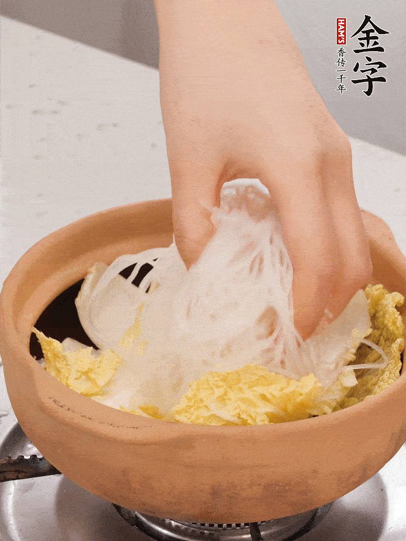 放入提前泡軟的粉絲，蓋上蒜蓉醬汁