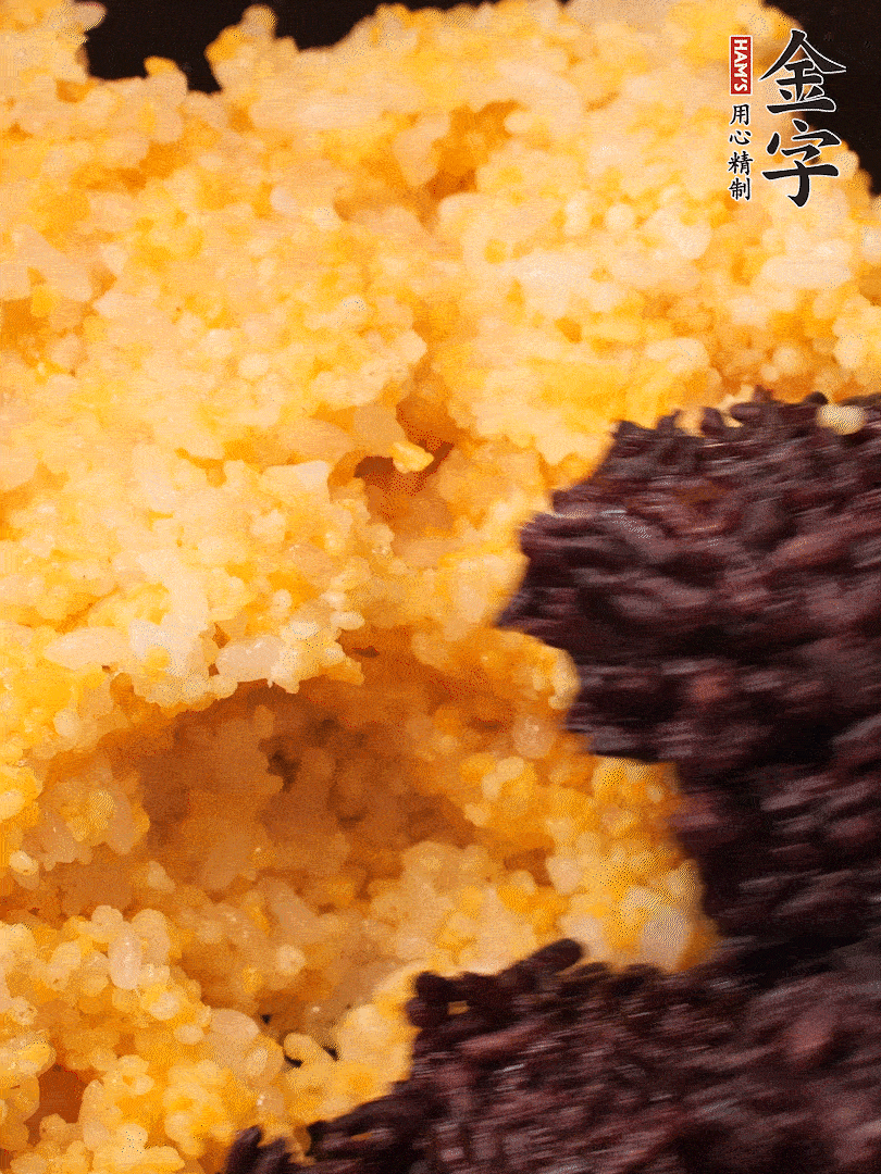 混合小米、紫米煮熟，加豬油攪拌均勻（紫米分開煮在攪拌）