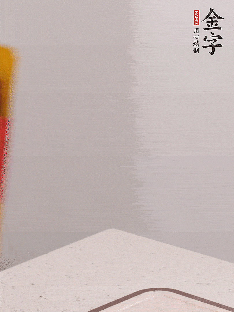 金字火腿切片，溫水浸泡5分鐘，將牛腩放鍋中，倒入比食材多2倍的清水，加姜焯水