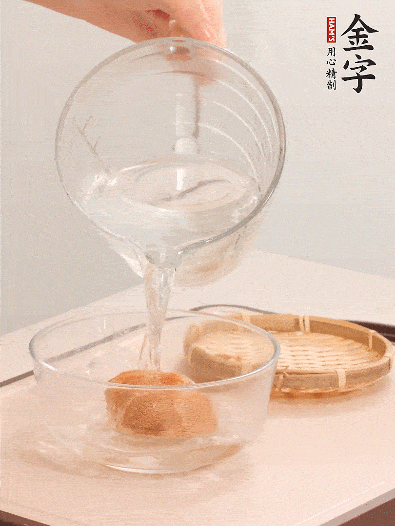 猴頭菇至少泡發(fā)半小時(shí)，將浸泡后的黃水?dāng)D干；