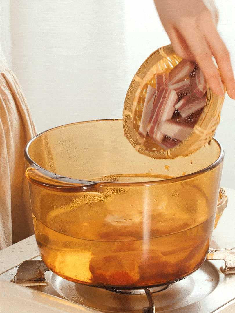 咸肉、排骨加料酒 蔥段 生姜 一起冷水下鍋焯水撈出