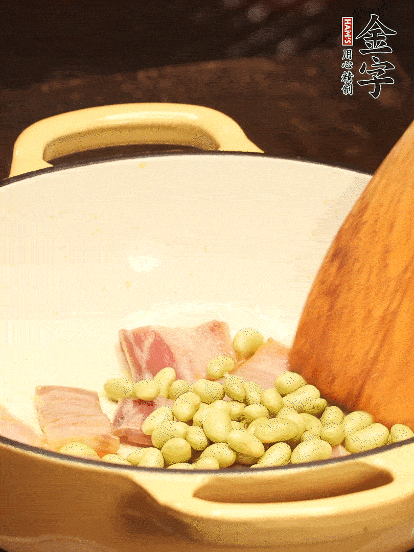 加入青豆、香菇翻炒出香味