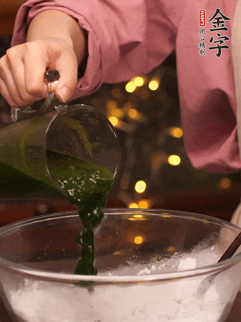 清明粿粉，分次加艾草泥，加點油揉2分鐘