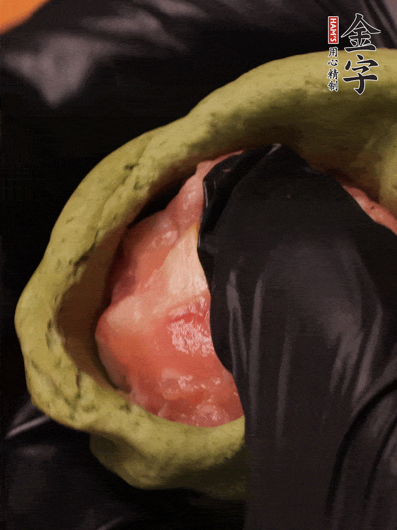 切成小劑子，中間壓個坑，做成碗狀，虎口慢慢收口