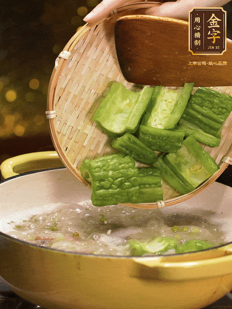 最后在放苦瓜燒開，放一點(diǎn)點(diǎn)調(diào)味糖，燉煮20分鐘