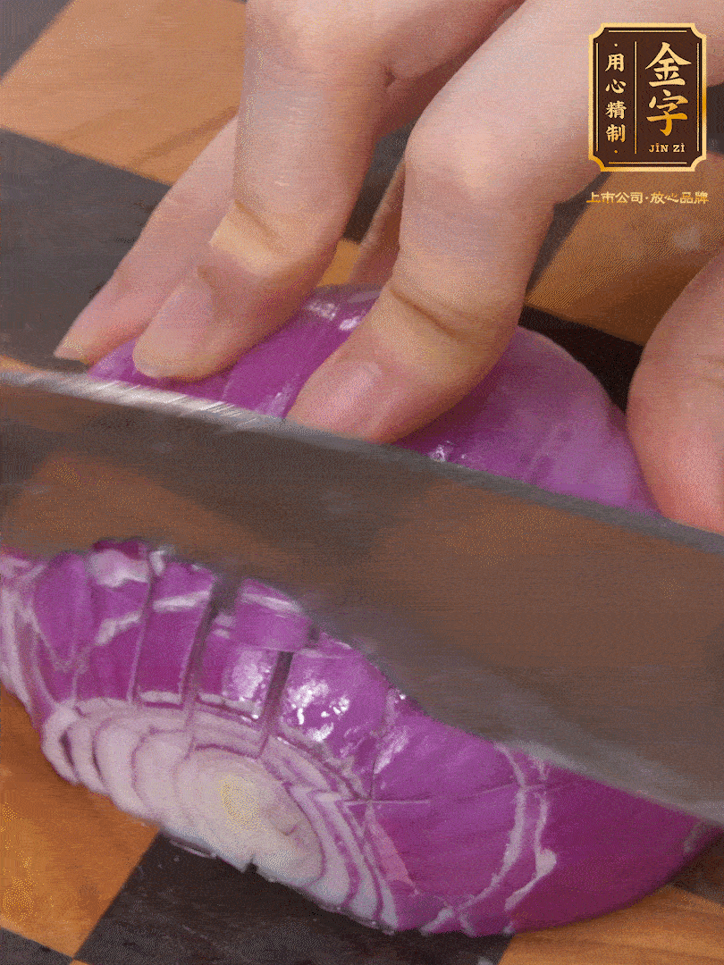 洋蔥切碎、土豆切丁