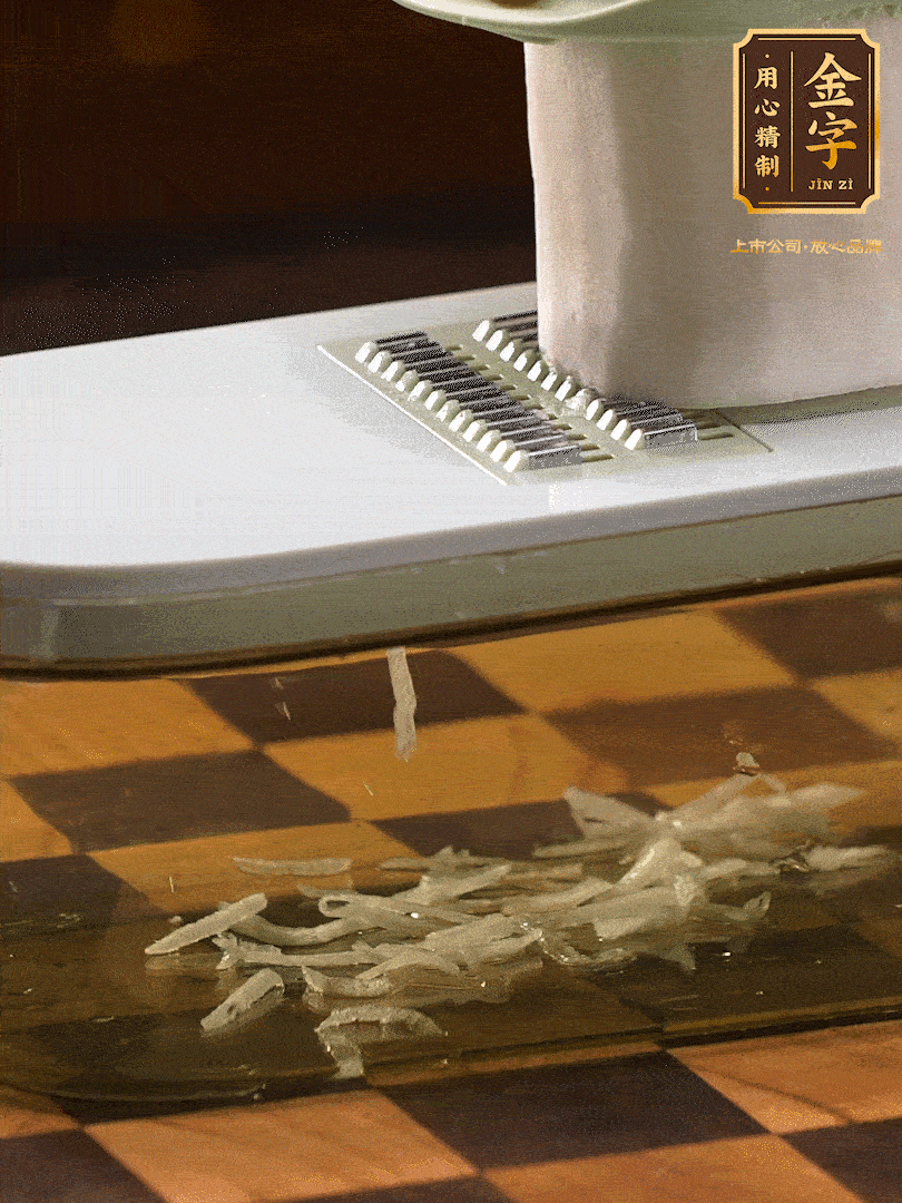 蘿卜切絲 ，加少許的鹽 抓拌均勻后，腌制十五分鐘