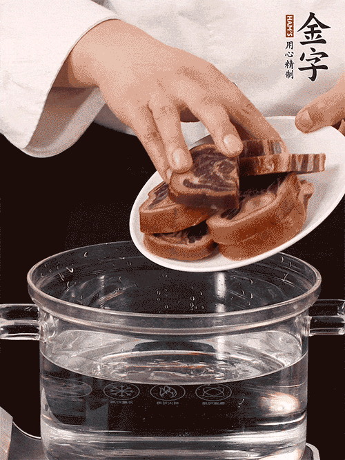 準(zhǔn)備食材。做金銀蹄有2個關(guān)鍵點：食材上火腿當(dāng)然得選足年發(fā)酵的金字火腿，新鮮豬爪最好選前腳、大小適宜的。