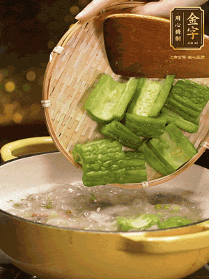 倒入熱水，和泡開的綠豆（連水）和火腿片，大火燒開燉一個小時