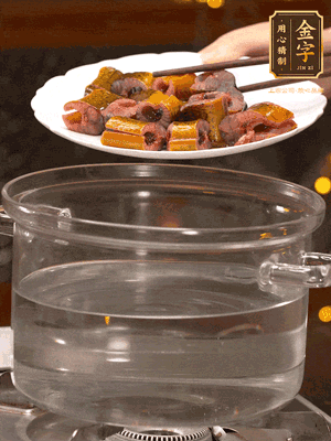 黃鱔冷水下鍋焯燙，再用清水洗凈去除腥味