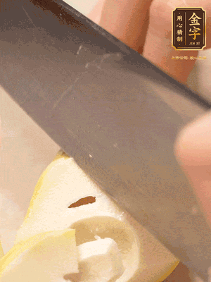 春筍切成滾刀塊，焯水去除澀味