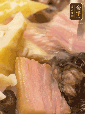 倒入滾燙的熱水，燉煮20分鐘，湯濃汁白