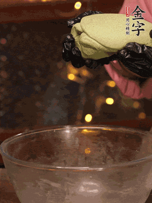 水里放點鹽，燒開后放艾草，一勺小蘇打，撈出浸入涼水，打成艾草泥