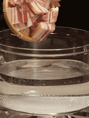 排骨、咸肉，一起下入鍋中，加入蔥，姜，料酒，倒入清水焯水清洗干凈