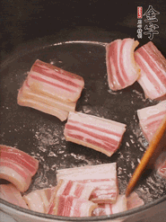 鍋中放菜籽油燒熱，下咸肉、冬筍略微煸炒