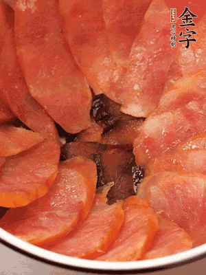 深碗涂抹豬油，頂端鋪枸杞，間隔鋪上香腸、醬油肉片