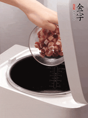 鍋中倒入豬油，油熱后炒熟上海青，給倒少許鹽調(diào)味