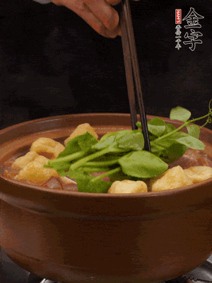 加筒骨煲的經(jīng)典配菜：金字土香腸、油豆腐、千張蓋上蓋子燜一會兒，耐心等候10分鐘。