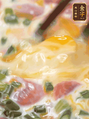 三個(gè)全蛋中加適量牛奶、鹽、黑胡椒粉、臘腸、蔥花攪拌均勻