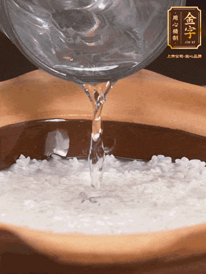 砂鍋底部刷一層油，加入大米和開水，水高1cm,大火燒開后轉(zhuǎn)中火煲5分鐘，到水微收干