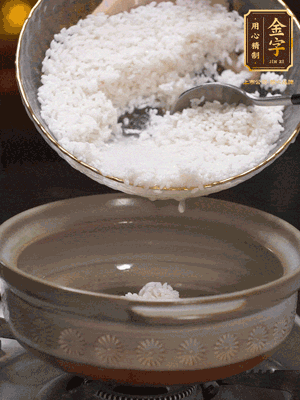 鍋底刷油，倒入米飯，水沒(méi)過(guò)即可，中小火燜10分鐘，戳幾個(gè)洞