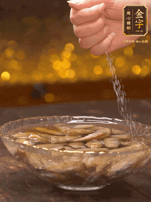 鮮活蟶子反復沖洗干凈，水中加鹽、芝麻香油浸泡30分鐘吐沙