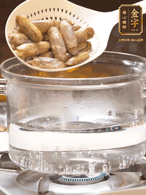 煮一鍋沸水，下蟶子汆燙30秒，撈出浸入冰水，取出蟶子肉