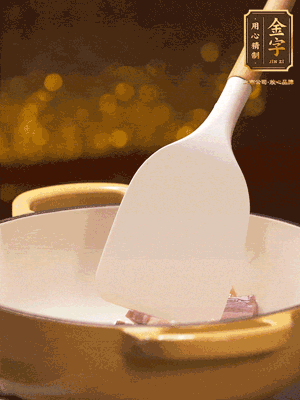 油溫7成熱，下蒜末、咸肉略微煸炒，再下絲瓜