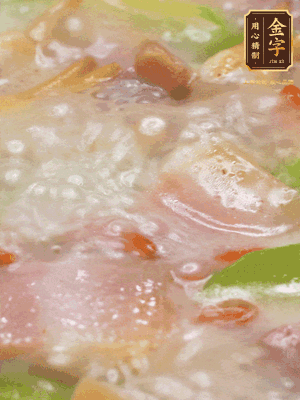 最后下蟶子，一點白胡椒調味，煮到白色湯汁出來。撒點枸杞點綴