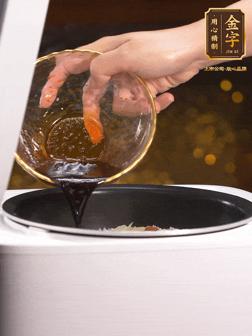 煮好后，淋上醬汁：2勺生抽、1勺老抽、1勺蠔油、半勺白糖、半勺香油、1勺水