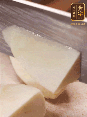 茭白去殼，底部一層老皮刨掉，切成滾刀塊