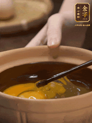 雞蛋打入砂鍋，充分打勻，1.5倍的溫水加一勺鹽，倒入蛋液中，攪拌均勻后用勺子舀去表面浮沫