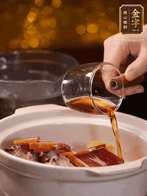 羊排、火腿、姜片一起入砂鍋，大火煮到沸騰