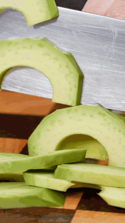 土司表面涂抹橄欖油，烤箱180°烤6 分鐘