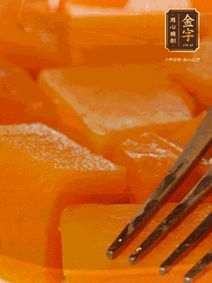 南瓜去皮，一半切塊備用，一半切塊蒸熟，碾成泥