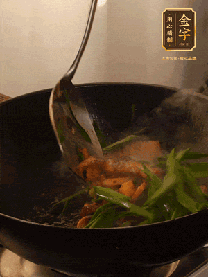 黃豆醬、鹽、糖調(diào)味，淋一圈花雕酒，蒜白先下，蒜葉后下