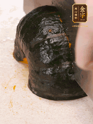 貝貝南瓜去皮，切成小塊。姜切絲