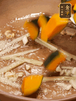 砂鍋倒一層底油，蒜粒、姜絲炒香后，再下南瓜翻炒30秒