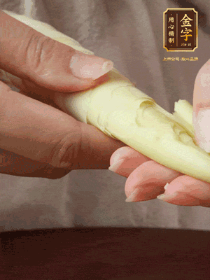春筍沿著外皮豎著淺劃一刀，剝下外殼，切掉尾部的老根，切滾刀塊。（這個時候的春筍最為鮮嫩脆爽，不需要焯水去除澀味）