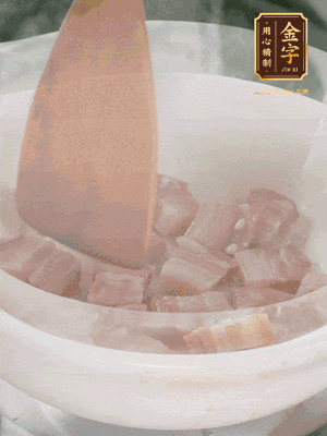 砂鍋內咸肉微微煸出香味，再倒入開水。放排骨滾開后轉中小火篤30分鐘。（水盡量一次加足，以免中途加水沖淡鮮味。這一步是湯底濃白的關鍵）