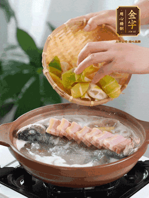 倒開水燉煮后轉(zhuǎn)移入砂鍋，淋料酒去腥、加少許鹽調(diào)味，再依次加咸肉、春筍燉煮15分鐘。