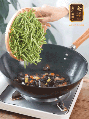 熱油煸香蒜末、姜粒、小米辣，再下臘肉煸炒出香味