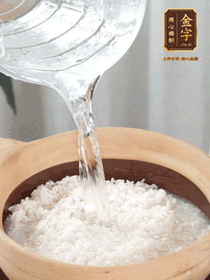 倒入浸泡30分鐘的米，中火煮開后轉(zhuǎn)小火。