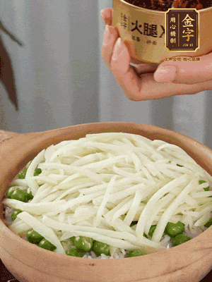 到水微干，放上豌豆、茭白絲。
