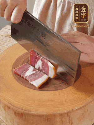 金字火腿切片，溫水浸泡5分鐘。