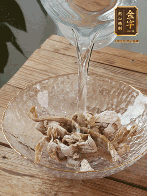 筍干提前泡發(fā)1晚切段，冬瓜去皮切塊。