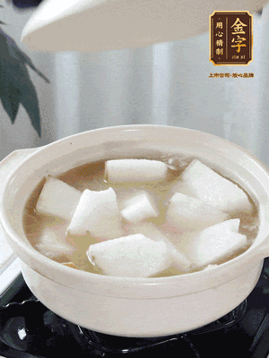 最后下冬瓜繼續(xù)燉煮10分鐘，撒上蔥花點綴。