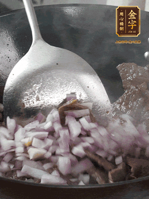 橄欖油熱鍋，牛肉丁炒至焦香狀態(tài)，下洋蔥丁翻炒出香味