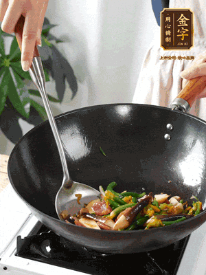 煸香蒜末，下香腸翻炒均勻，再依次下雞縱菌、黃瓜花